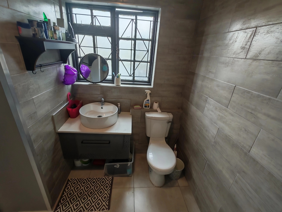 4 Bedroom Property for Sale in Gustrouw Western Cape